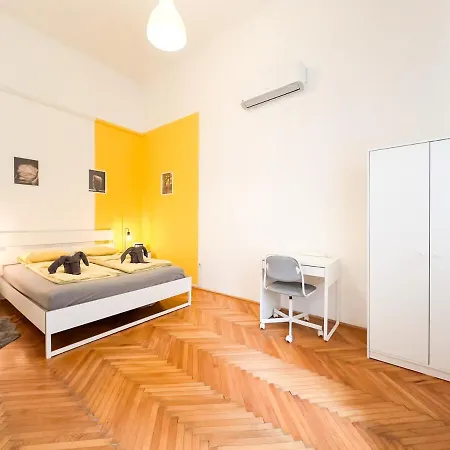 Bright & Peaceful 1Br Apt In Central Budapest - Yellow House شقة *