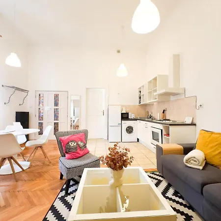 아파트 Bright & Peaceful 1Br Apt In Central Budapest - Yellow House 부다페스트