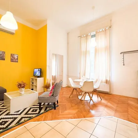 Bright & Peaceful 1Br Apt In Central Budapest - Yellow House *