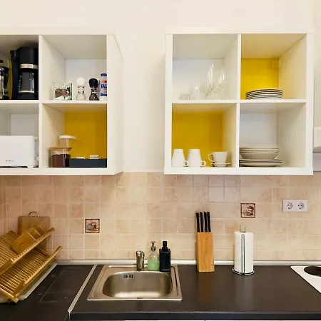 Bright & Peaceful 1Br Apt In Central Budapest - Yellow House