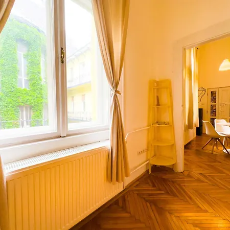Peaceful 1br With Ac - Yellow House Apartment *